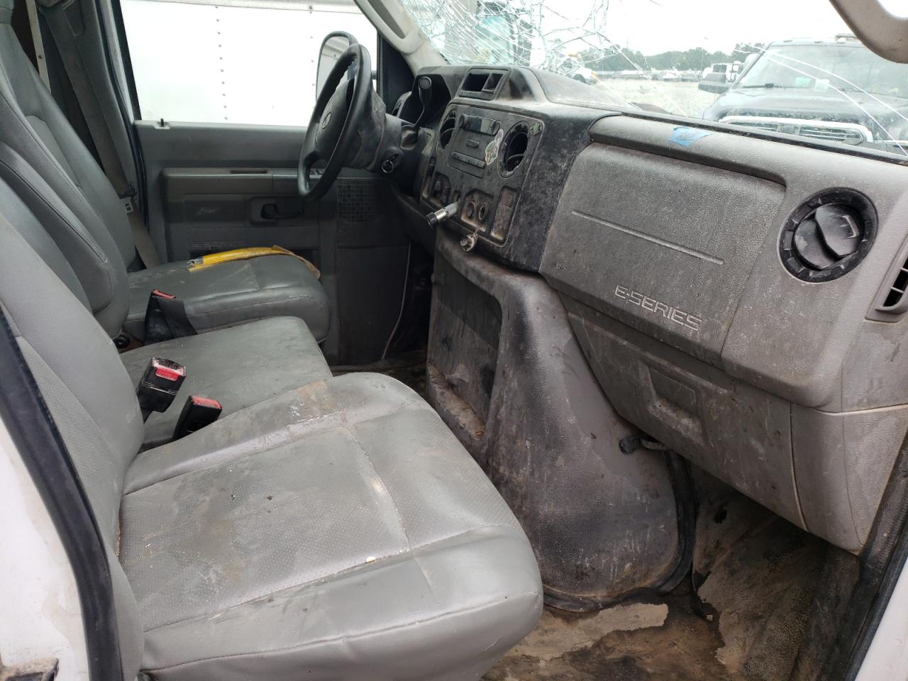 Ford Econoline E350 Super Duty Cutaway Van Image 5