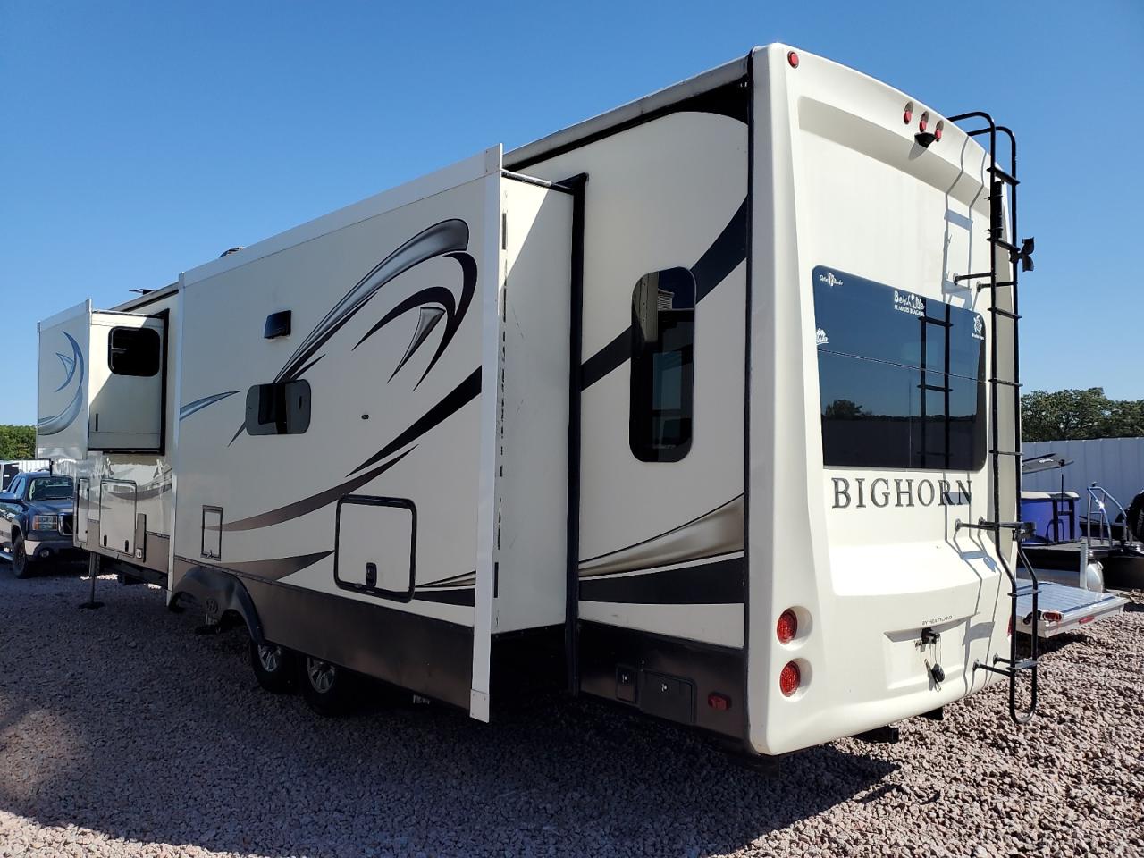 Heart Land Fifthwheel Image 6