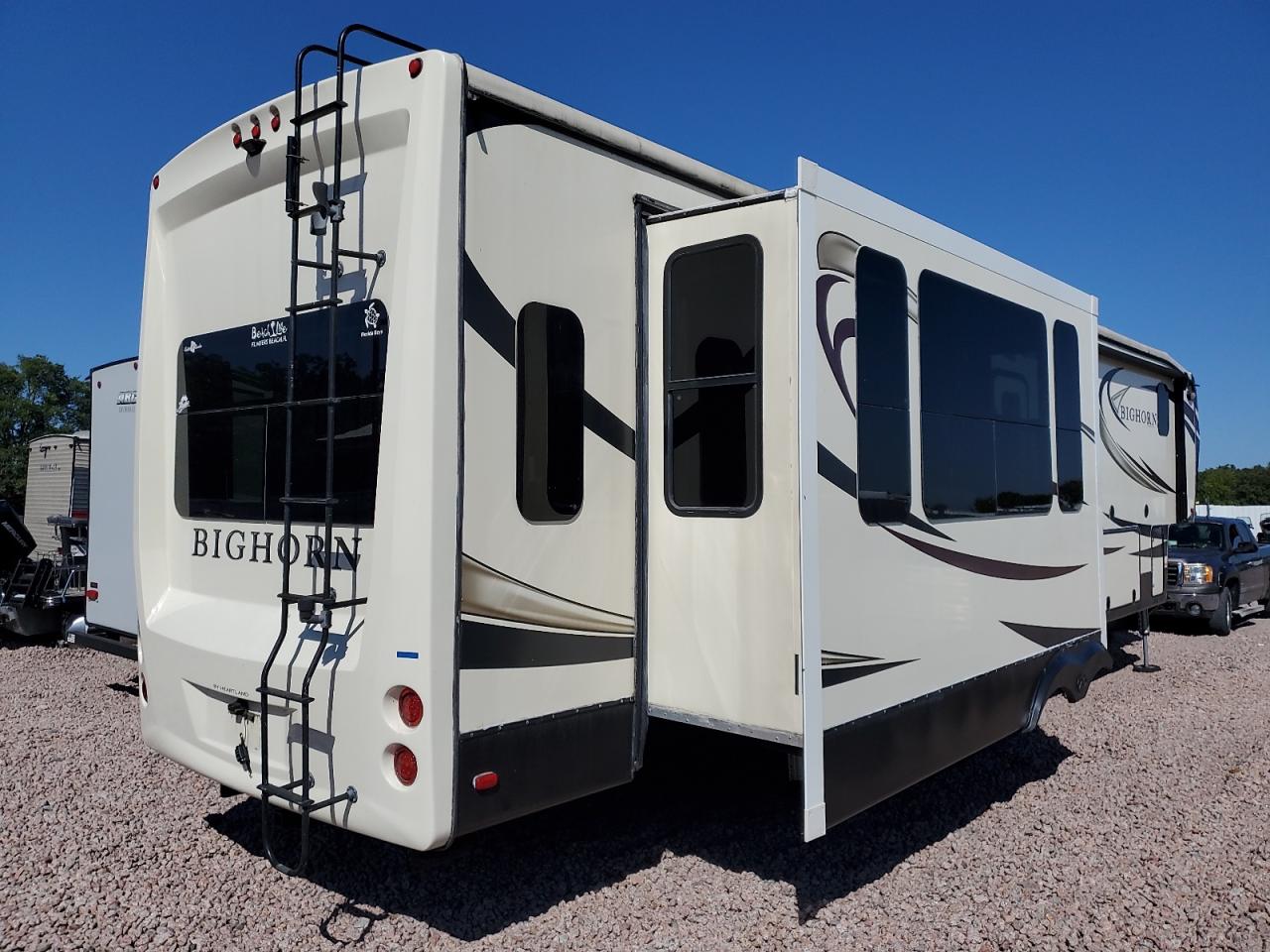 Heart Land Fifthwheel Image 10