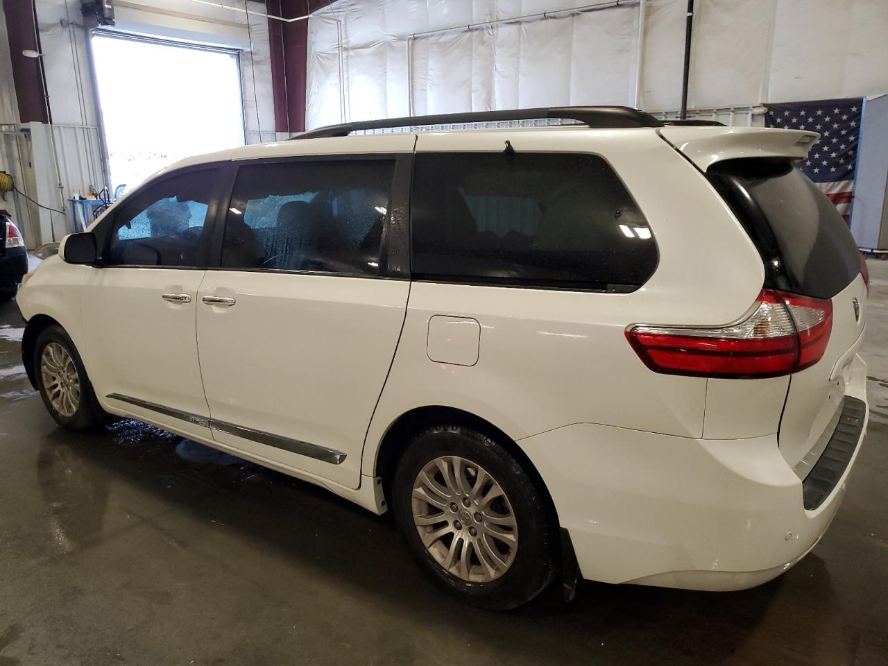 Toyota Sienna Xle Image 3