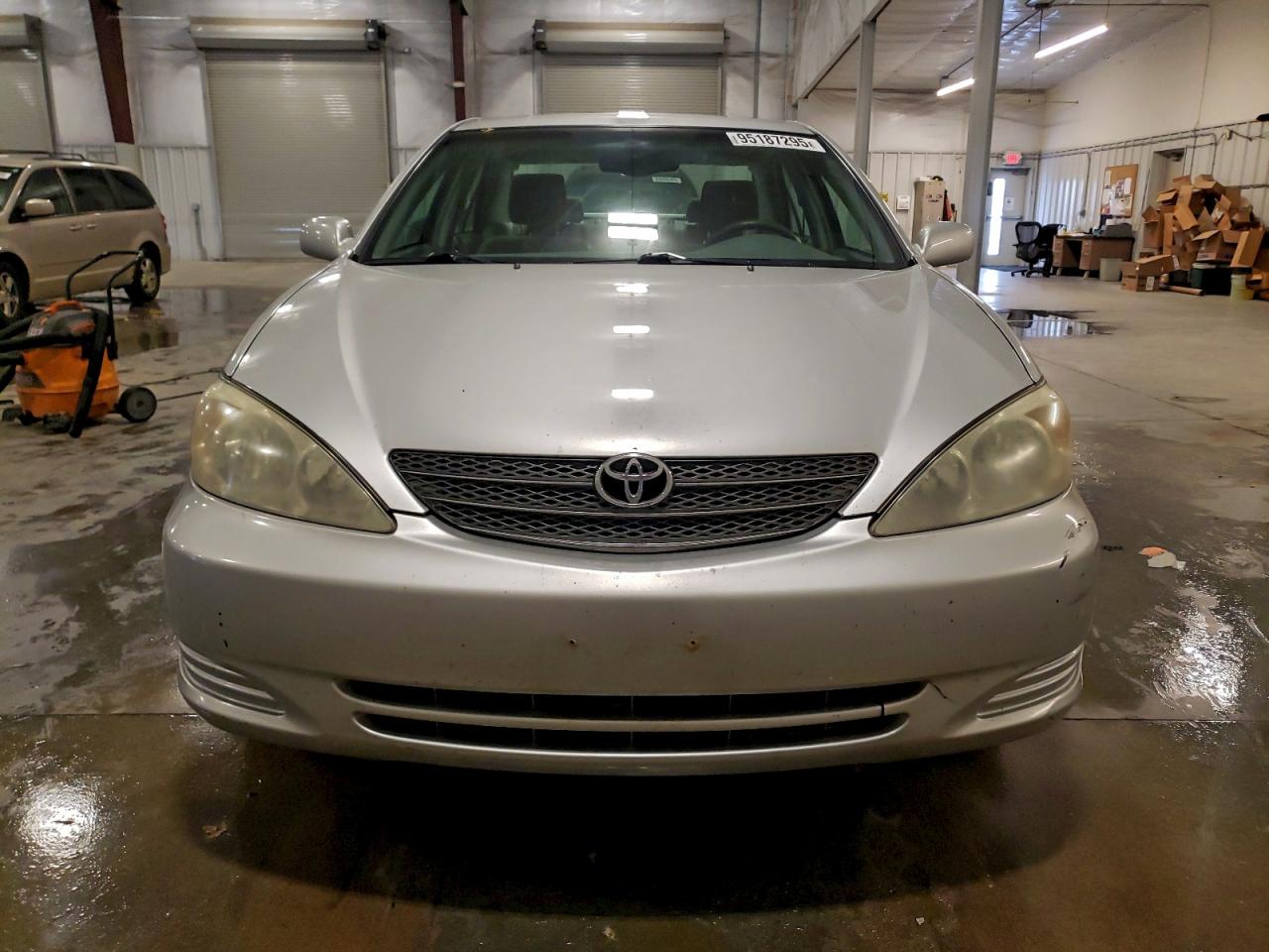 Toyota Camry Le Image 5