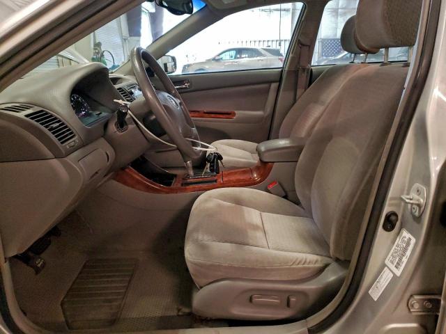 Toyota Camry Le Image 9