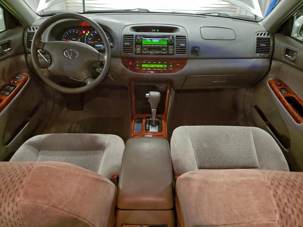 Toyota Camry Le Image 11