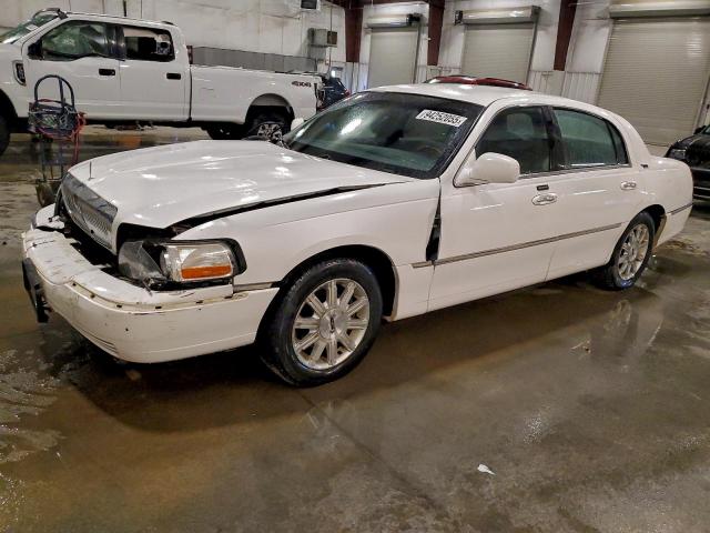  Salvage Lincoln Towncar
