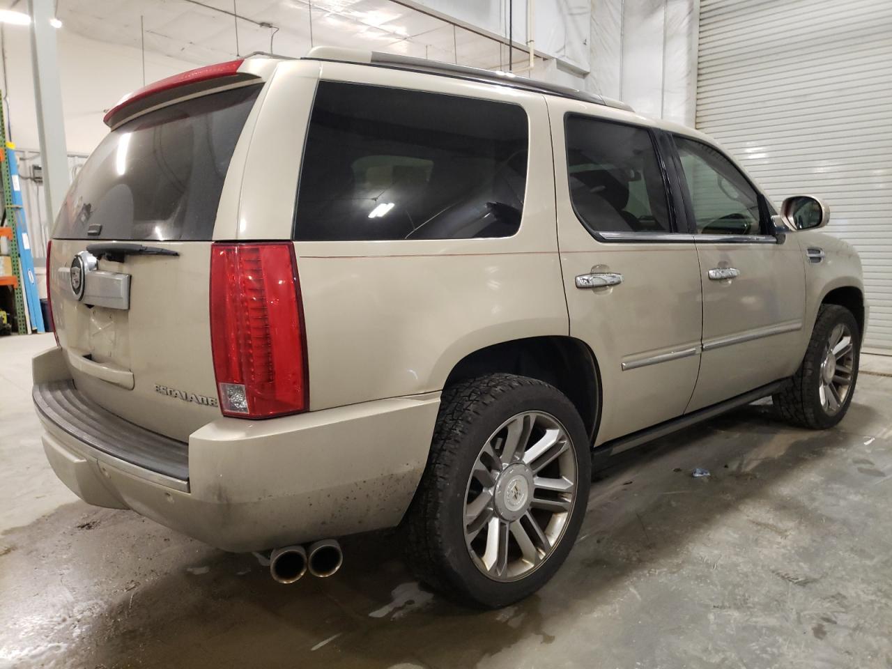 Cadillac Escalade Platinum Image 2