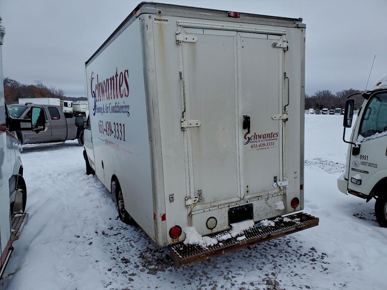 GMC Savana Cutaway G3500 Image 2