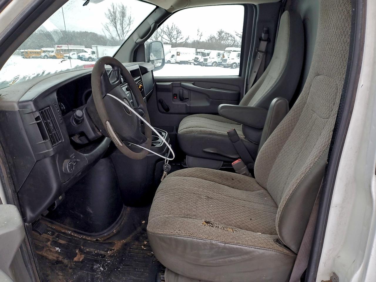 GMC Savana Cutaway G3500 Image 7