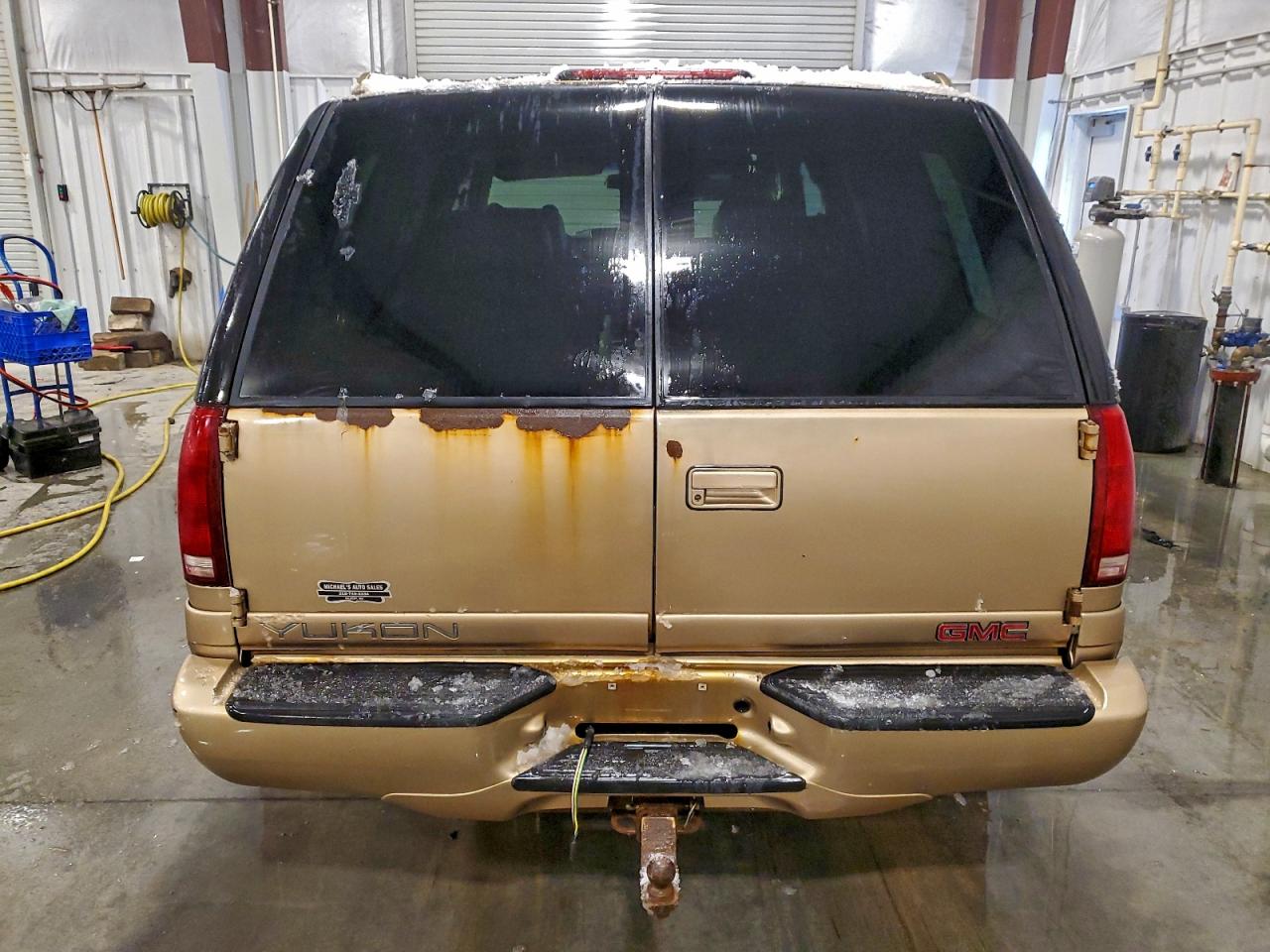 GMC Yukon Denali Image 3