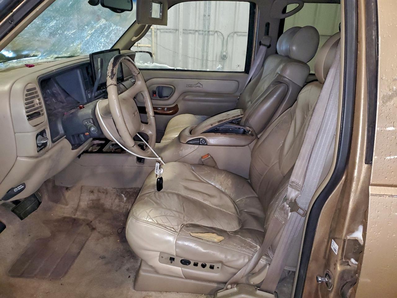 GMC Yukon Denali Image 4