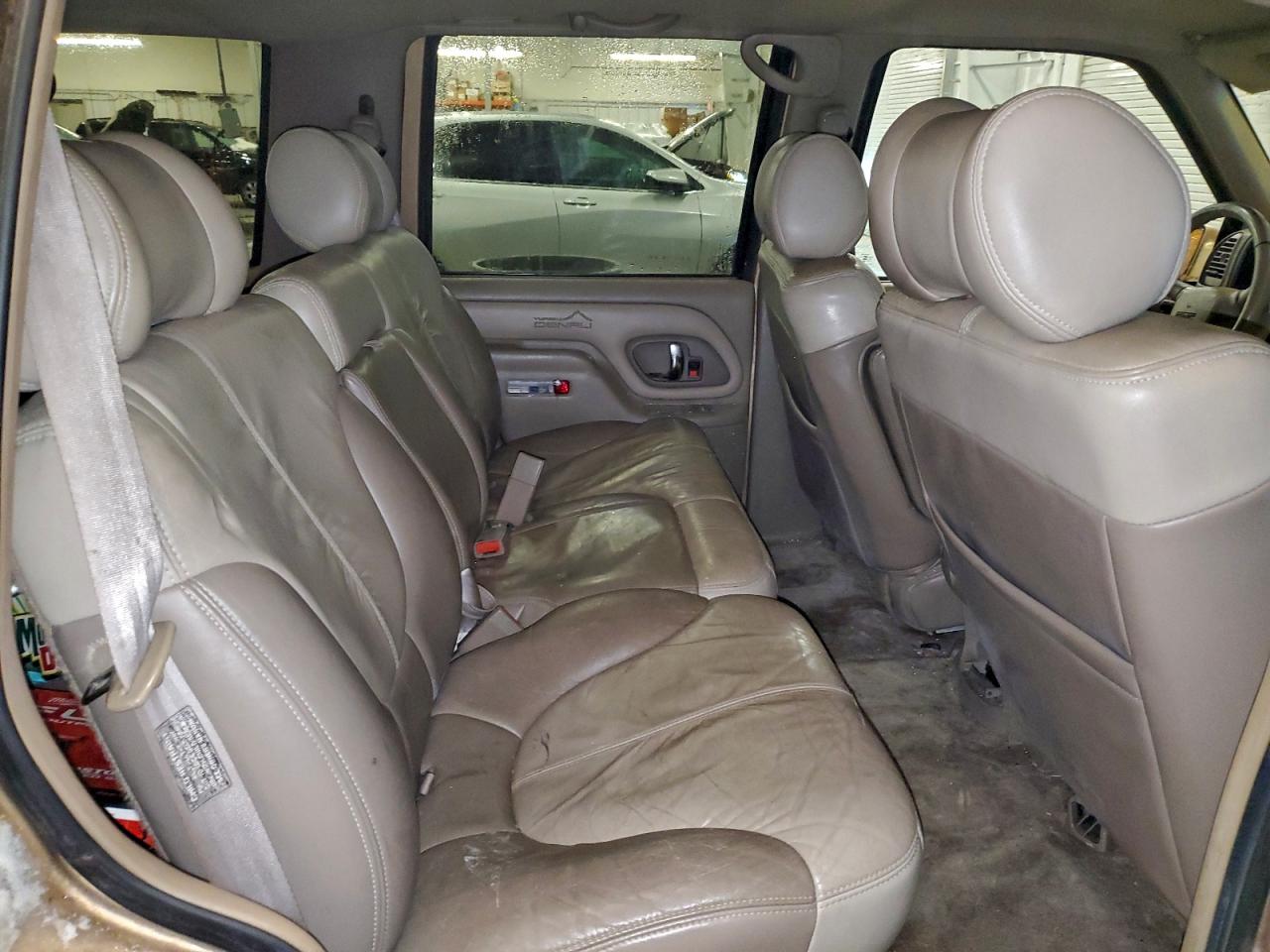 GMC Yukon Denali Image 10