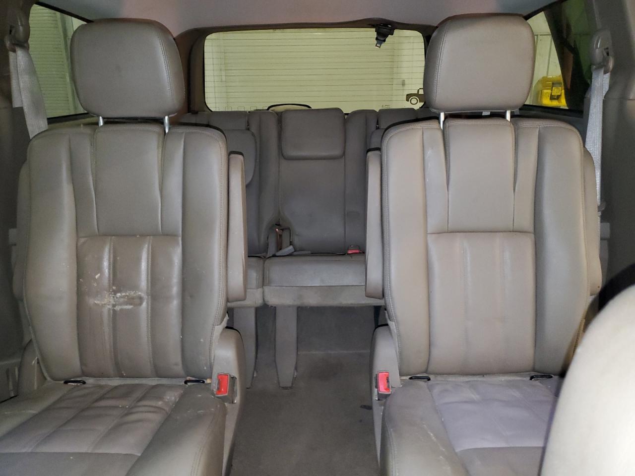 Chrysler Minivan Touring Image 6