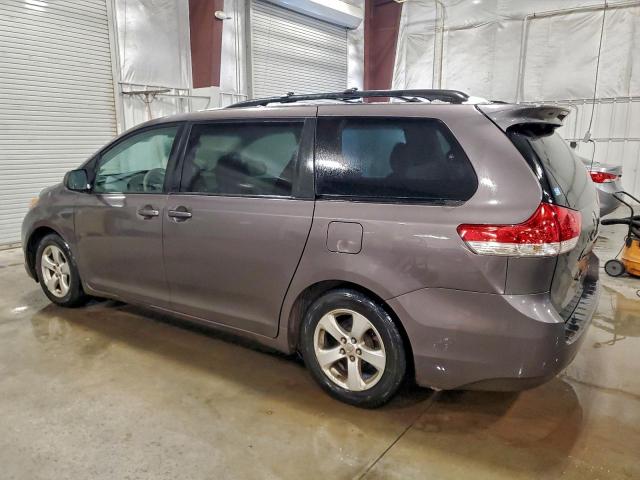 Toyota Sienna Le Image 6