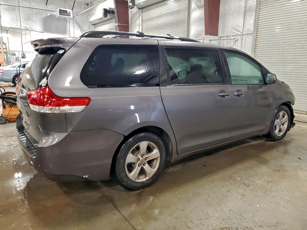 Toyota Sienna Le Image 12