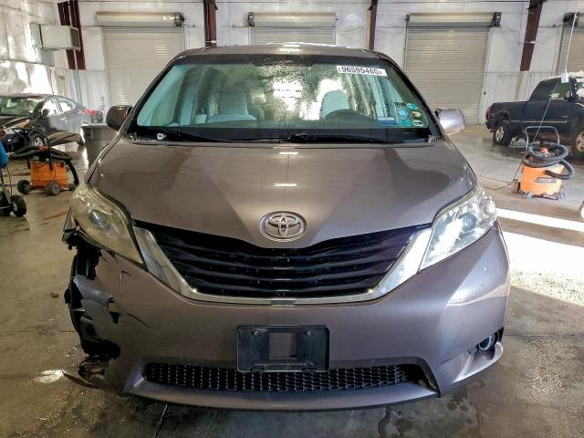 Toyota Sienna Le Image 2