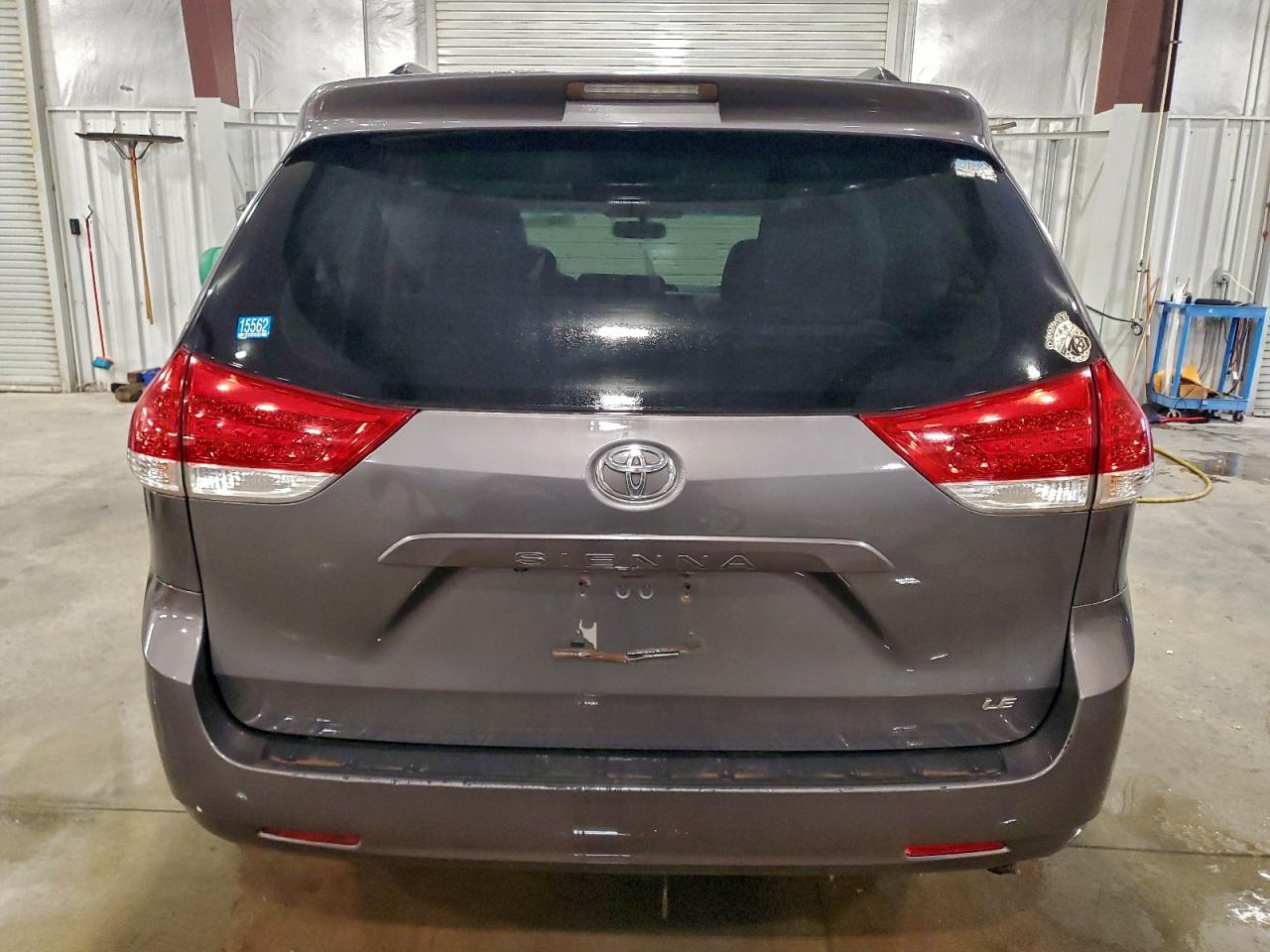 Toyota Sienna Le Image 8