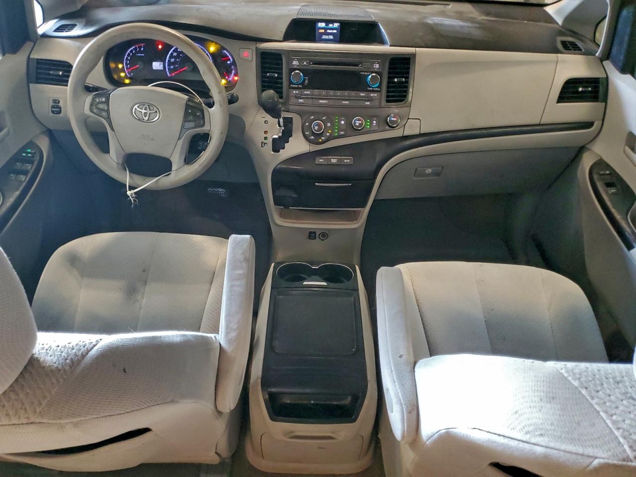 Toyota Sienna Le Image 3