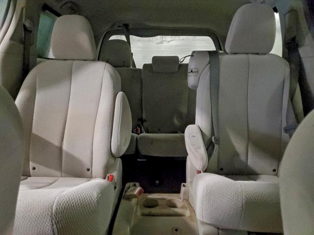 Toyota Sienna Le Image 4