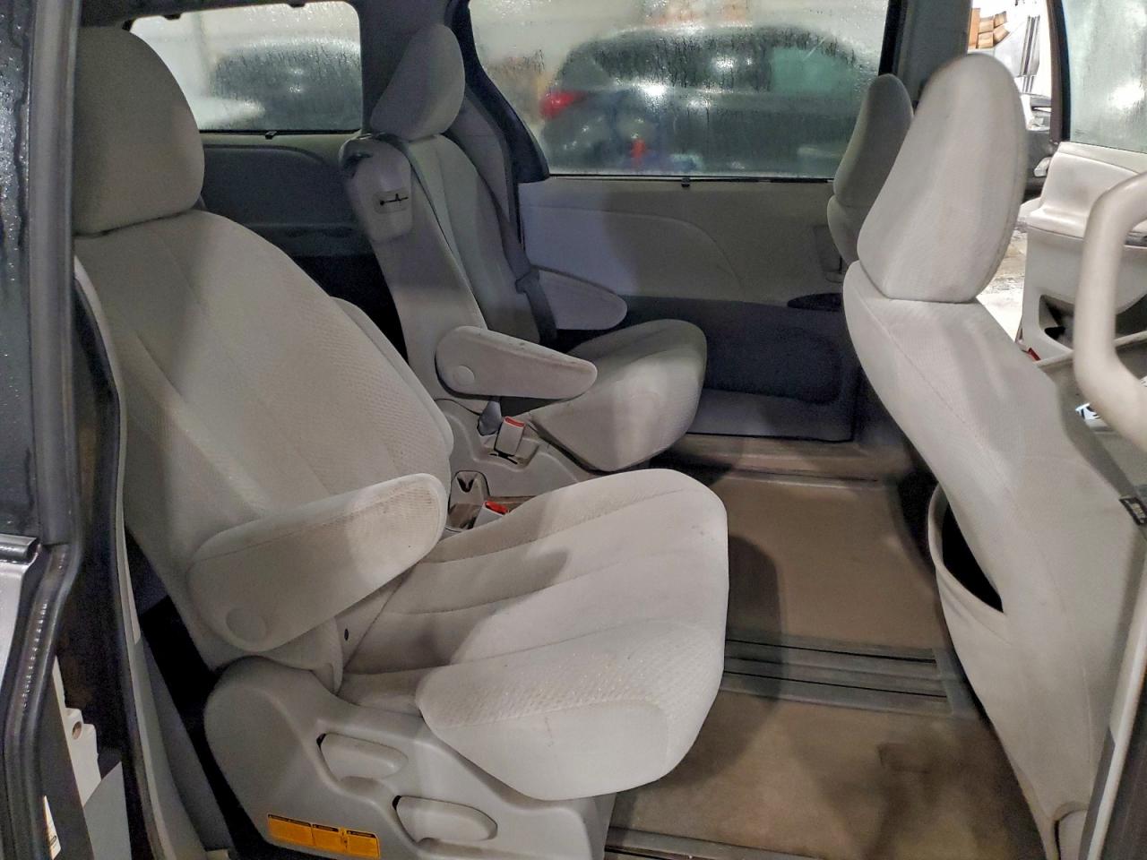 Toyota Sienna Le Image 11