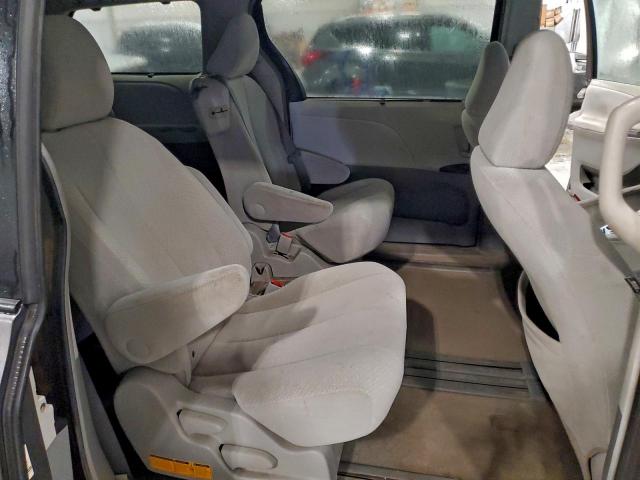 Toyota Sienna Le Image 11