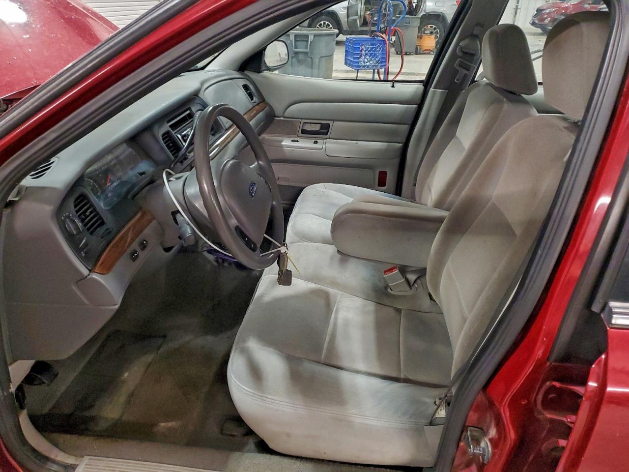 Ford Crown Vic Image 3