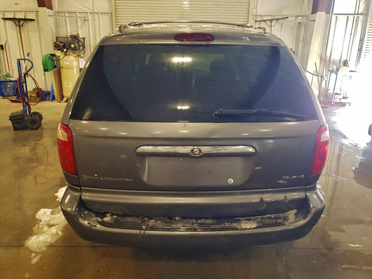 Chrysler Minivan Touring Image 3