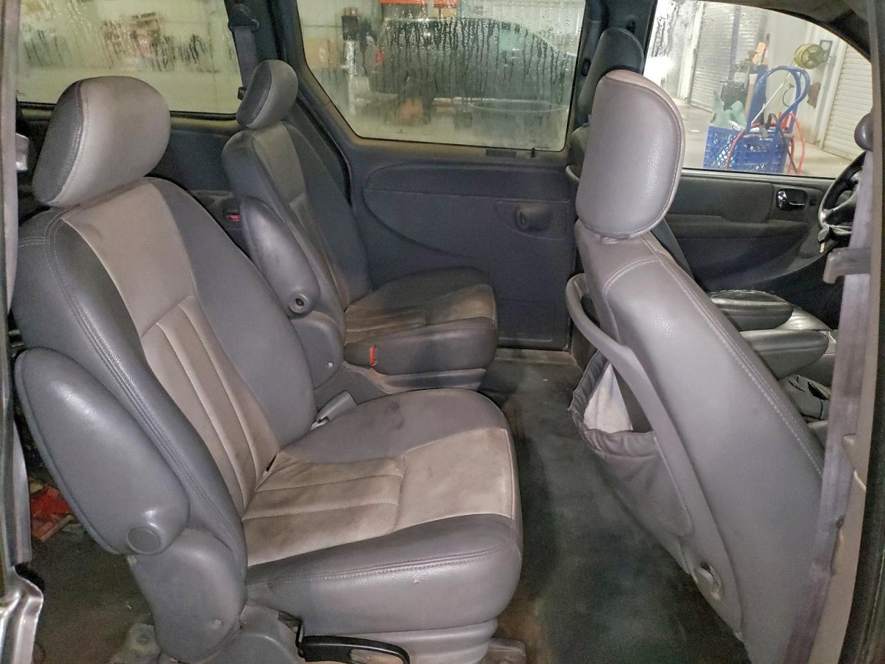 Chrysler Minivan Touring Image 9