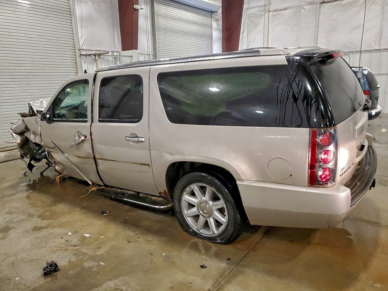 GMC Yukon Denali Image 3