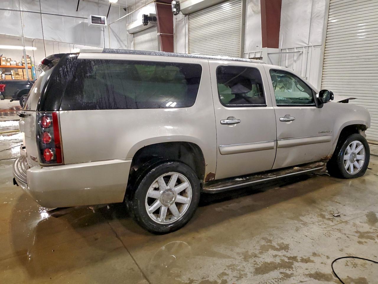 GMC Yukon Denali Image 13