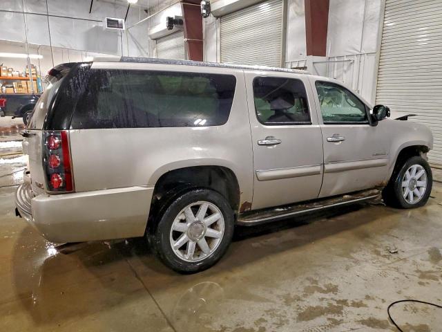 GMC Yukon Denali Image 13