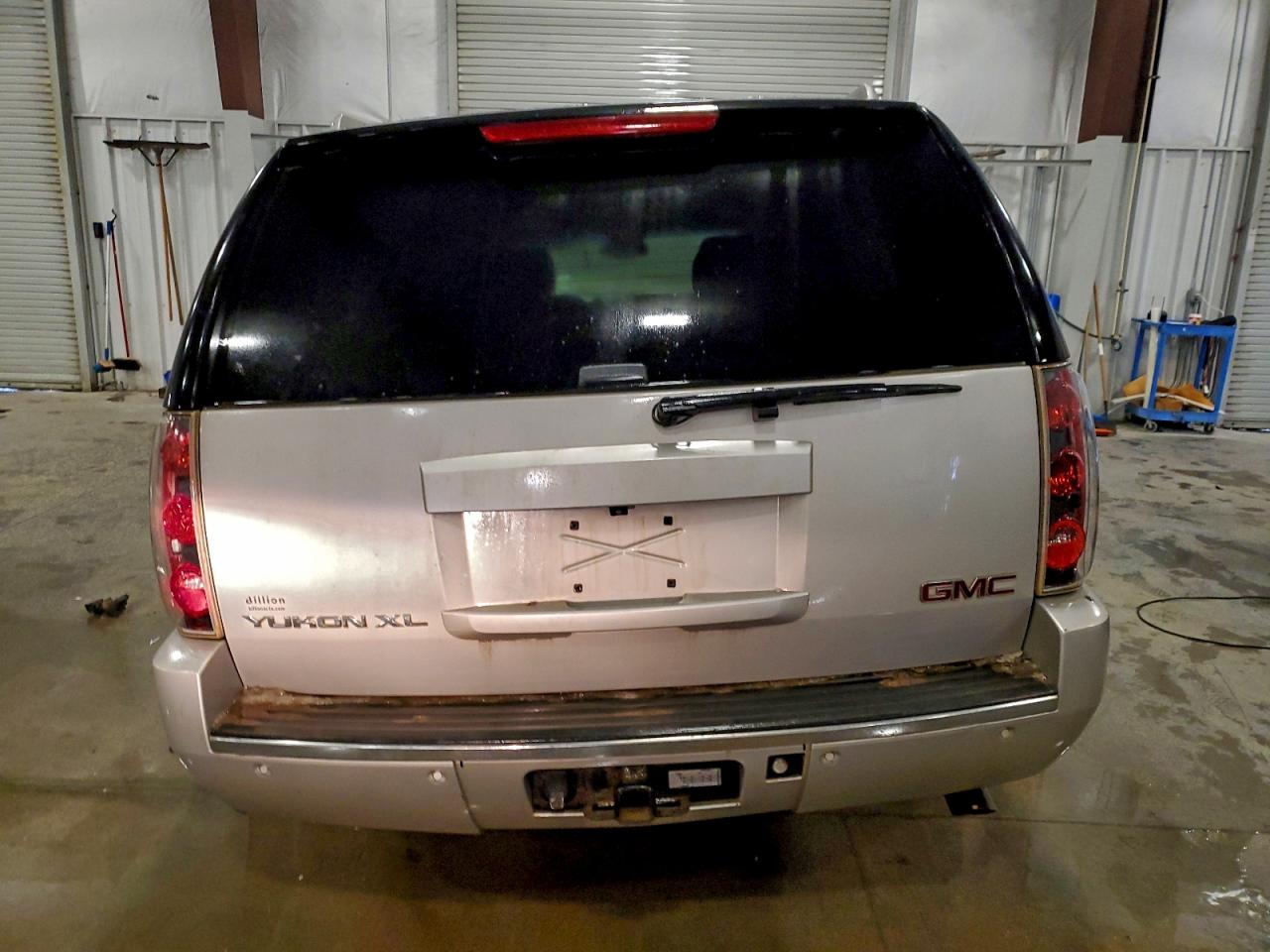 GMC Yukon Denali Image 8