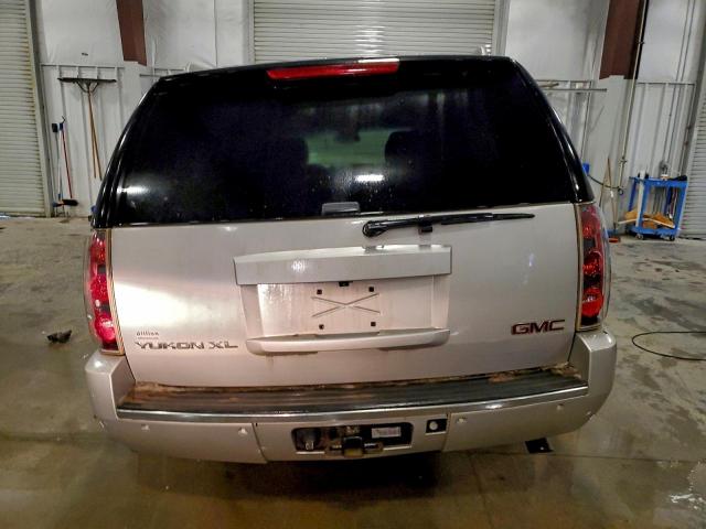 GMC Yukon Denali Image 8