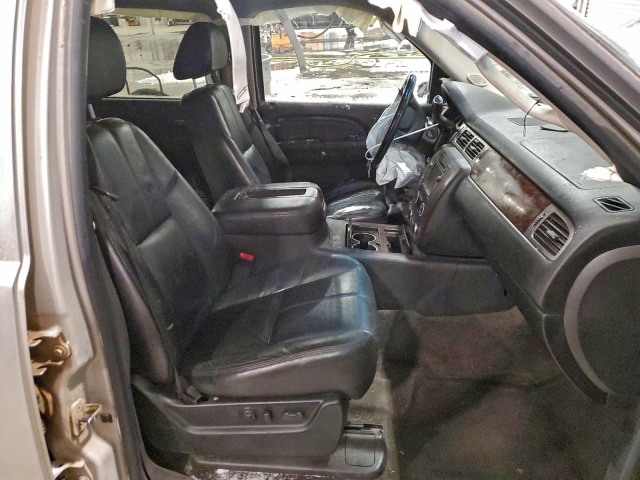 GMC Yukon Denali Image 9