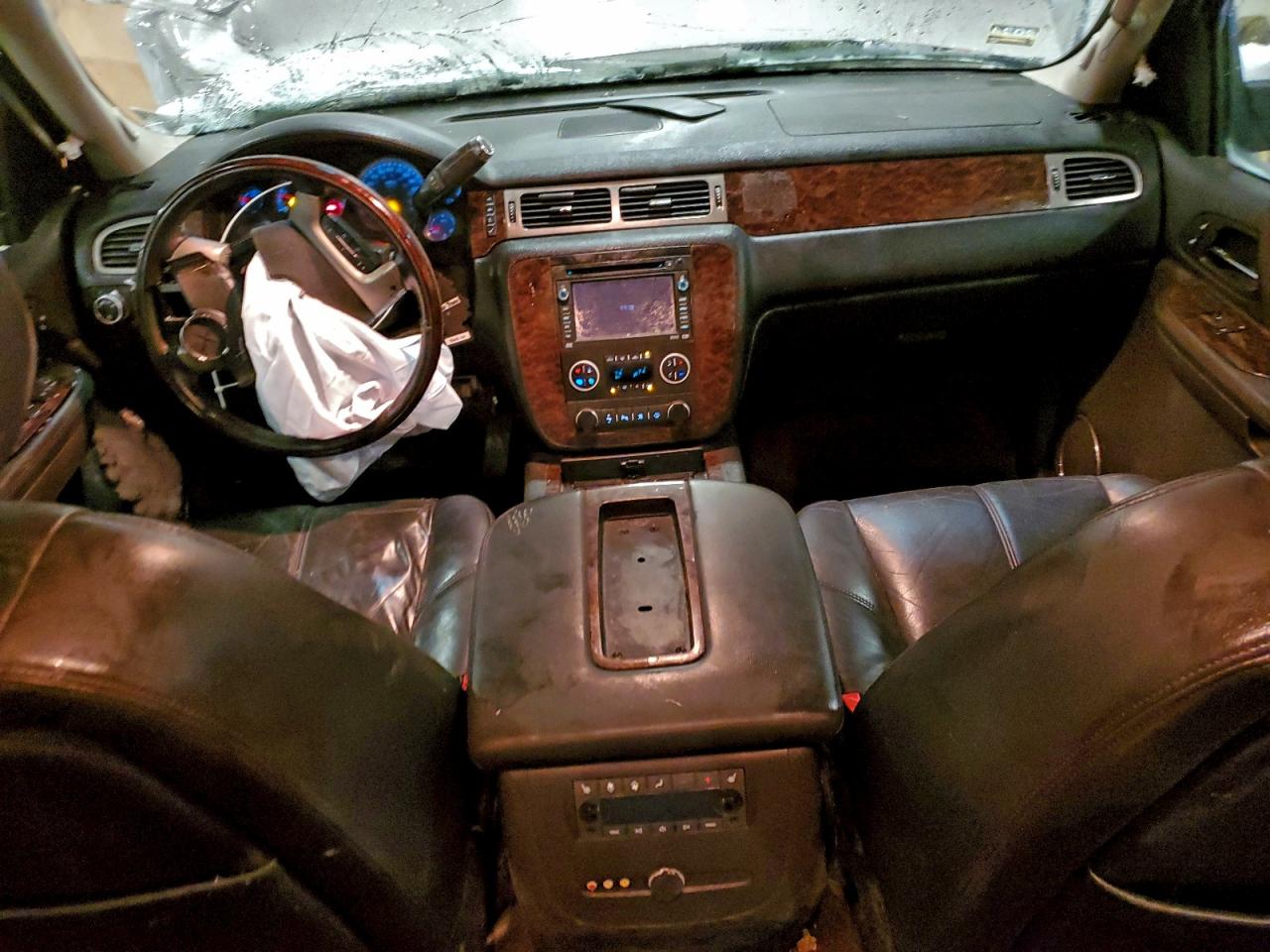 GMC Yukon Denali Image 10