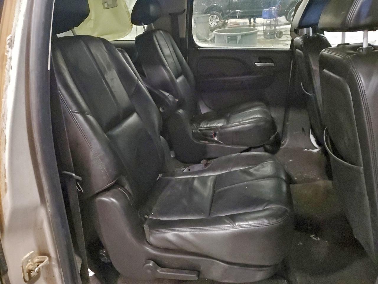 GMC Yukon Denali Image 5