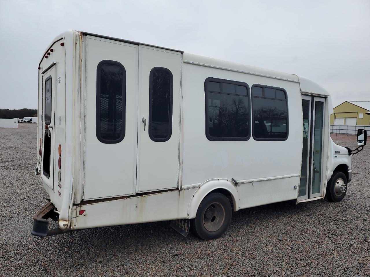 Ford Econoline E350 Super Duty Cutaway Van Image 4
