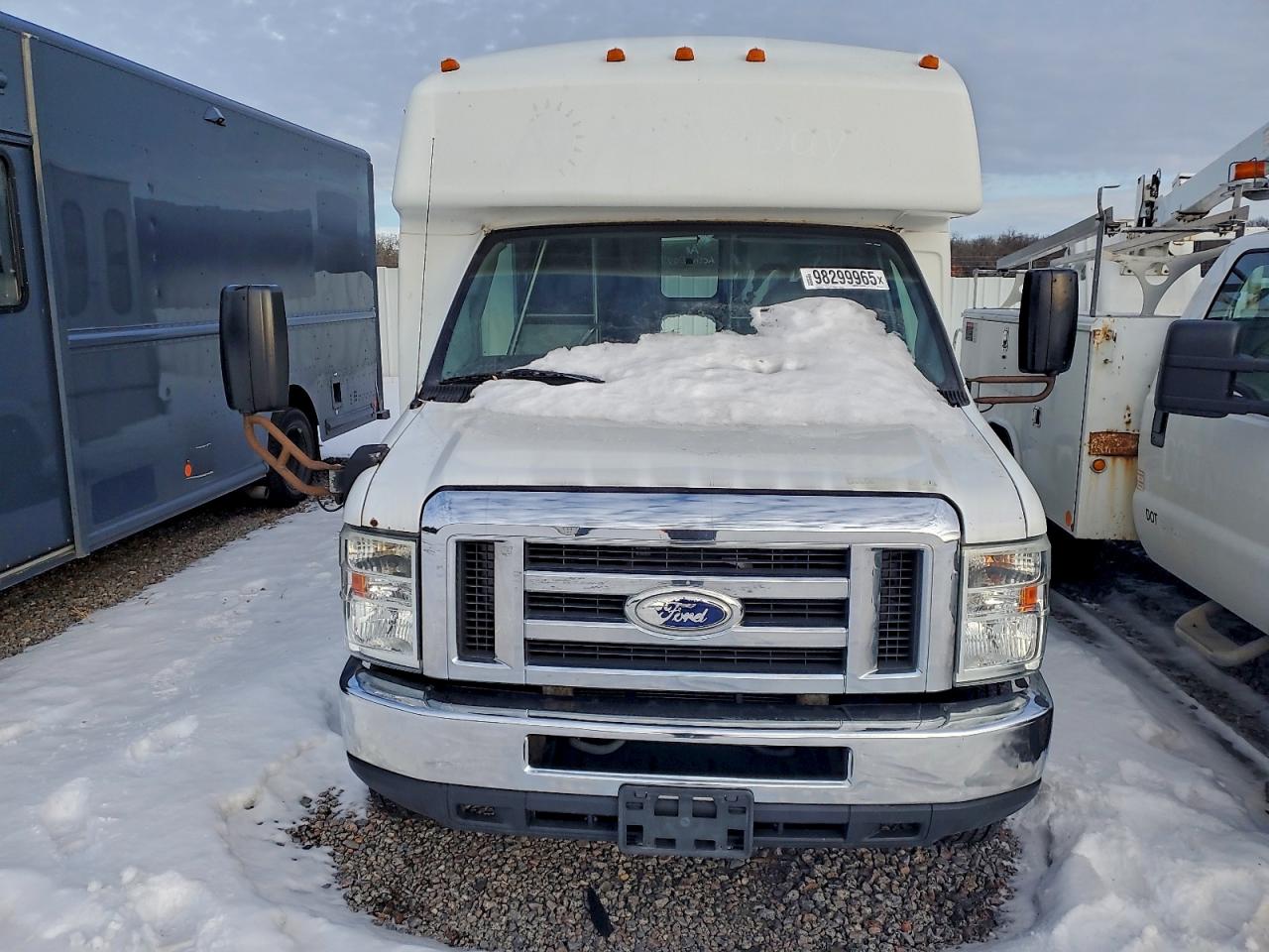 Ford Econoline E350 Super Duty Cutaway Van Image 6