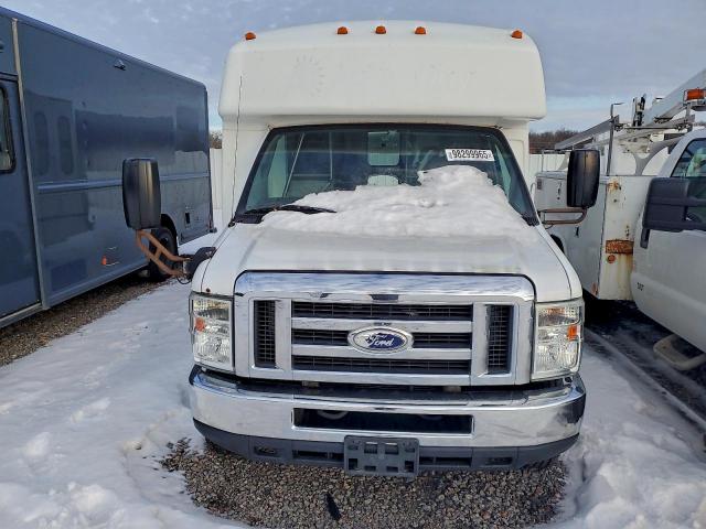 Ford Econoline E350 Super Duty Cutaway Van Image 6