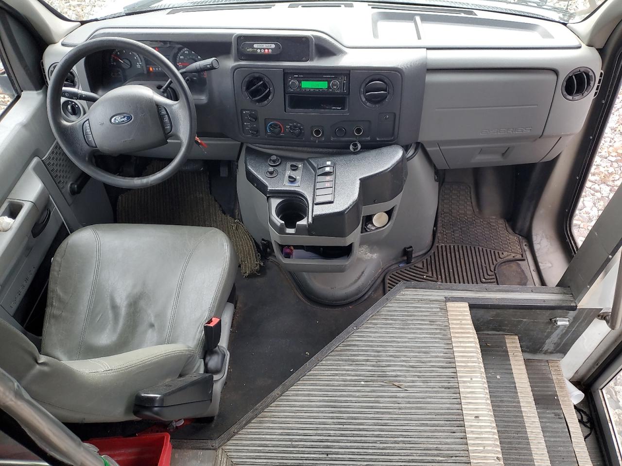 Ford Econoline E350 Super Duty Cutaway Van Image 7