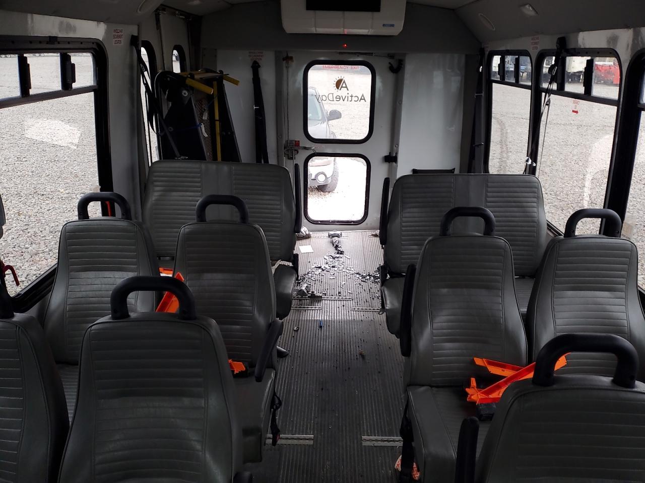 Ford Econoline E350 Super Duty Cutaway Van Image 10