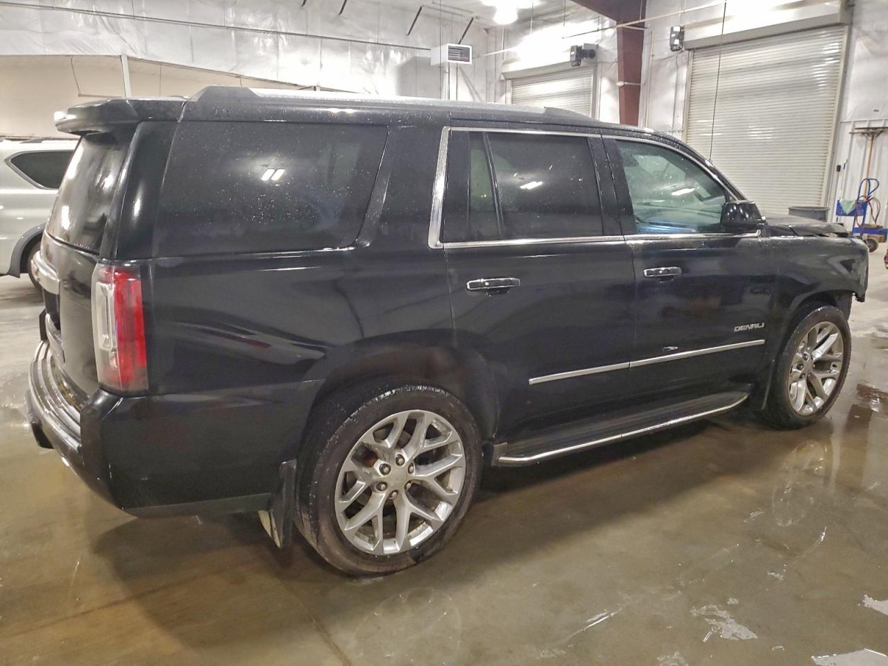 GMC Yukon Denali Image 4