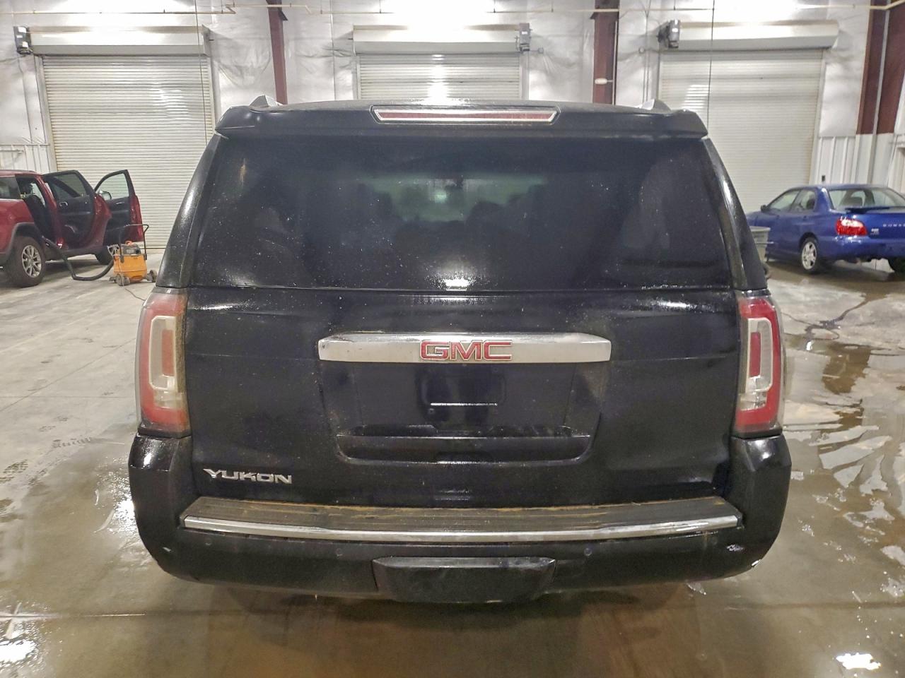 GMC Yukon Denali Image 6