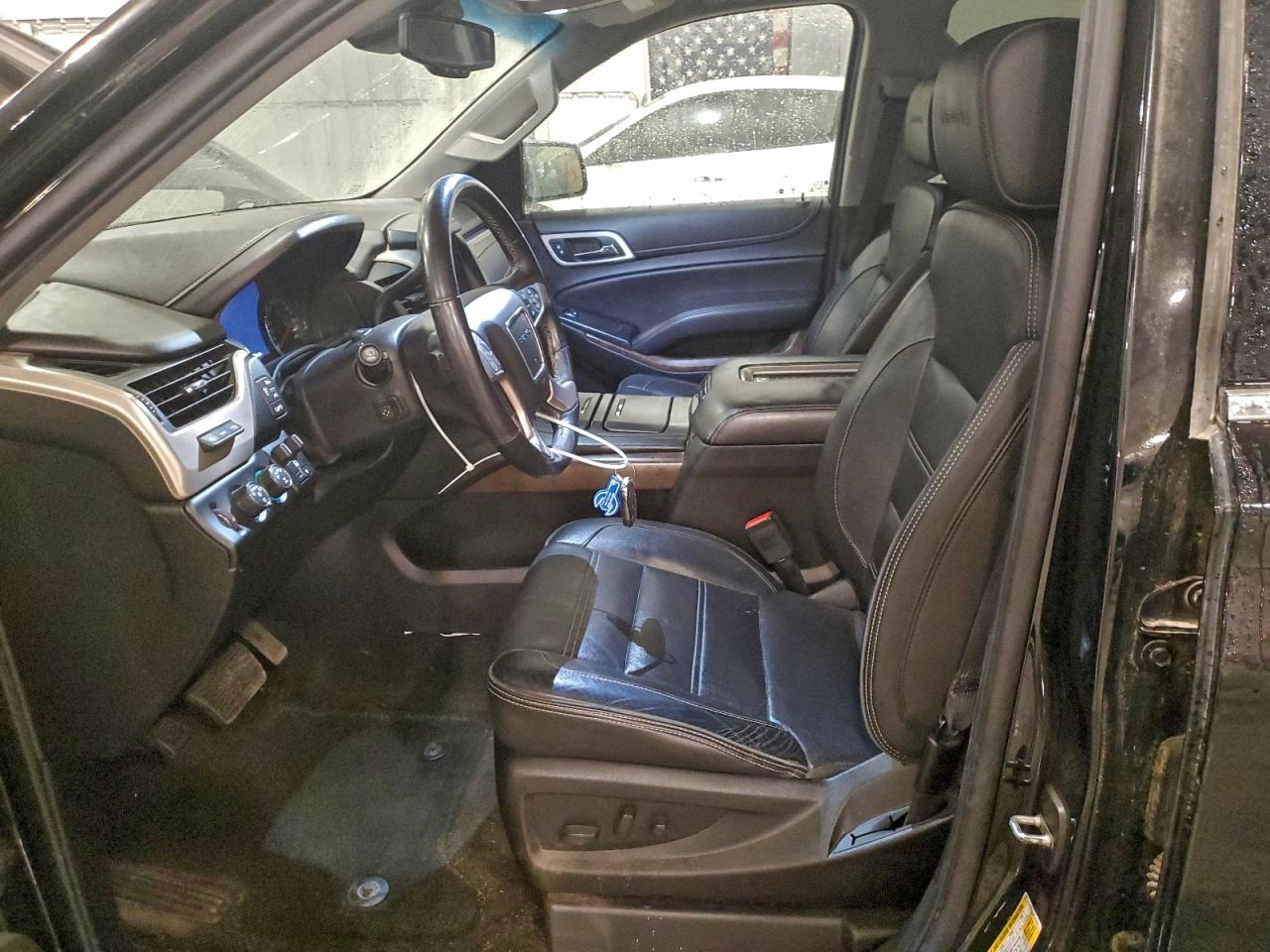 GMC Yukon Denali Image 8