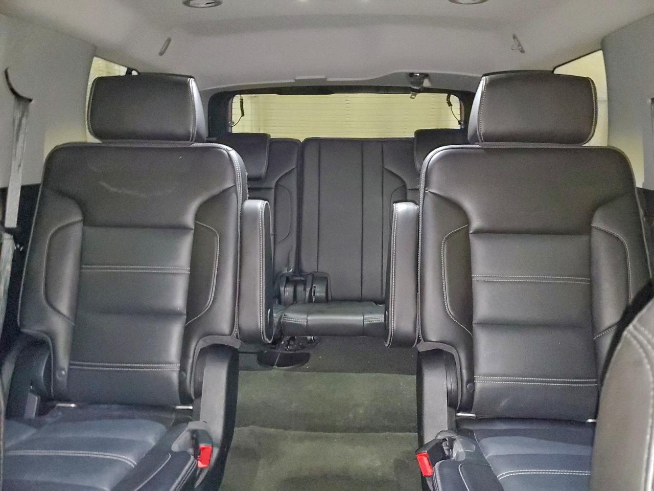 GMC Yukon Denali Image 13