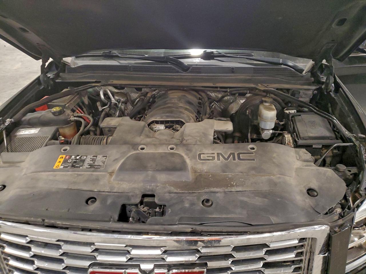 GMC Yukon Denali Image 12