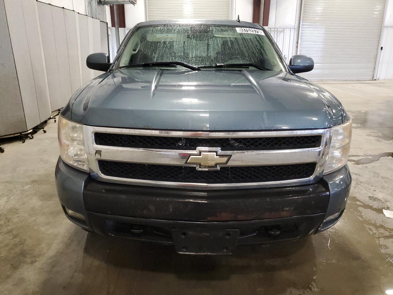 Chevrolet Silverado K1500 Crew Cab Image 2