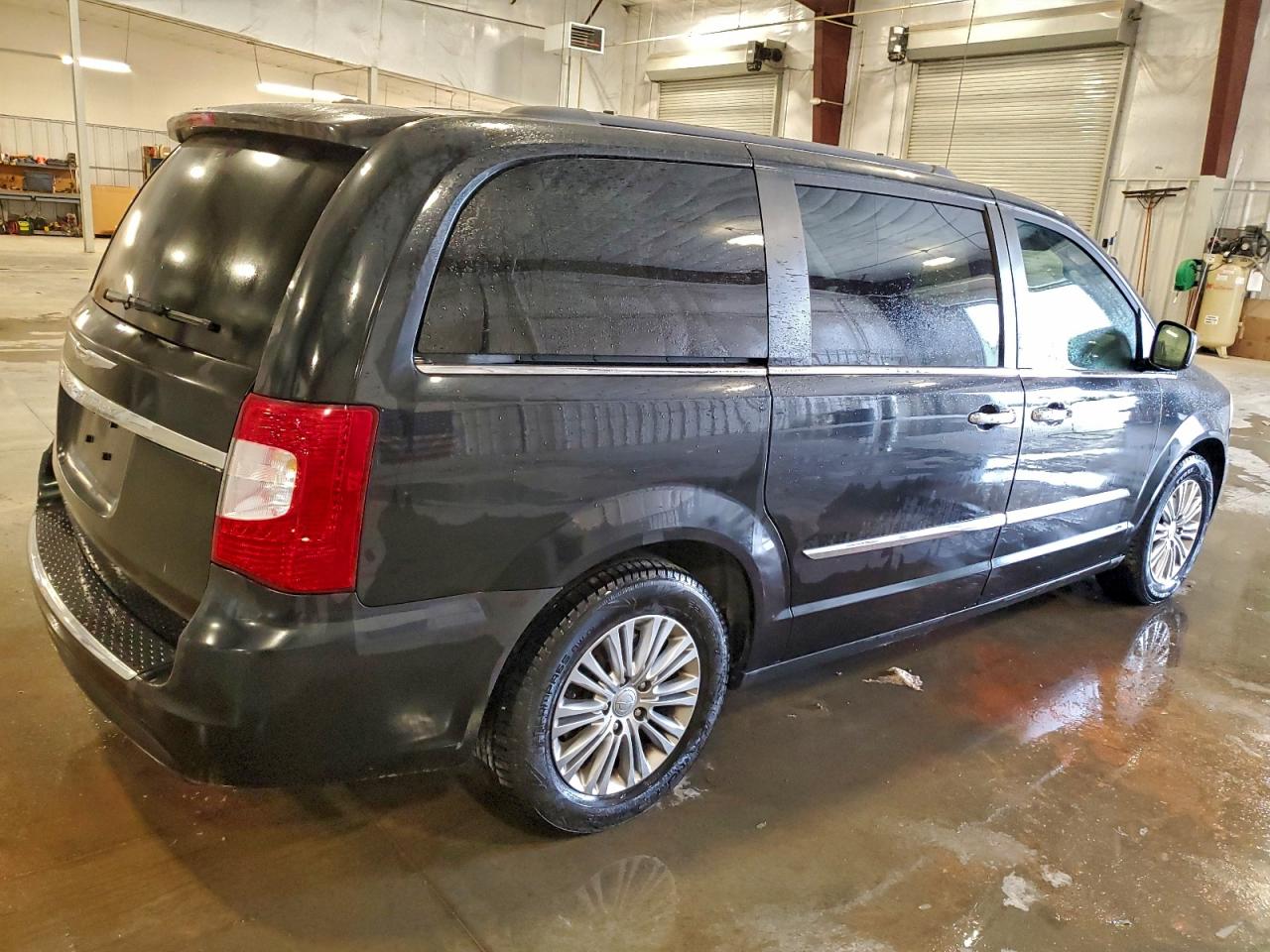 Chrysler Minivan Touring L Image 2