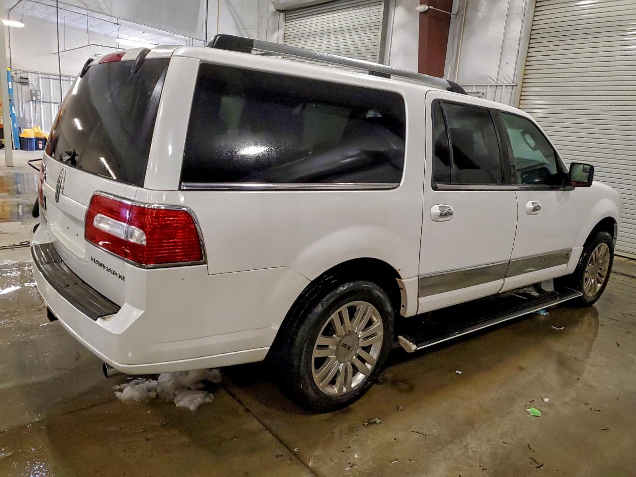 Lincoln Navigator L Image 2