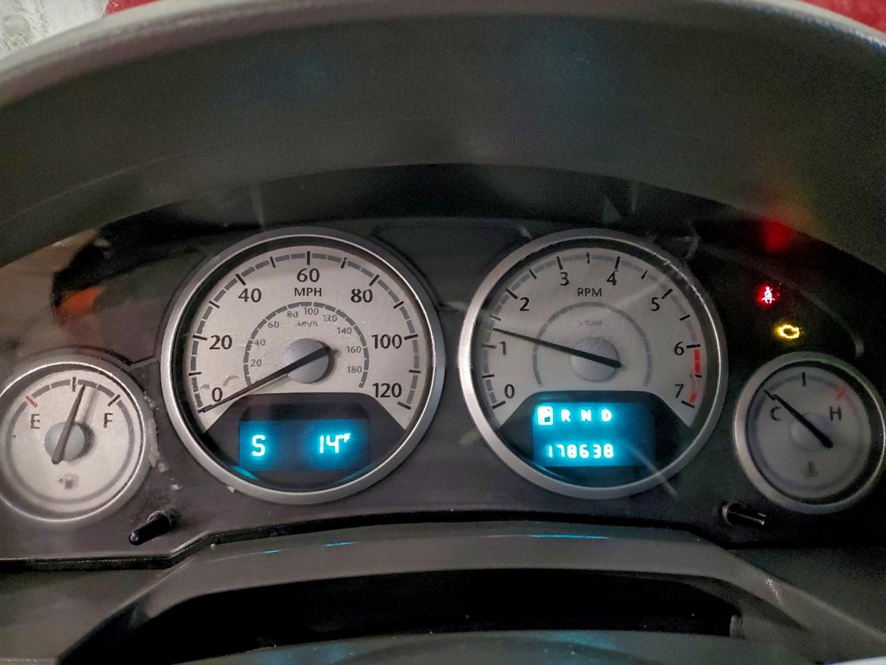 Chrysler Minivan Touring Image 12