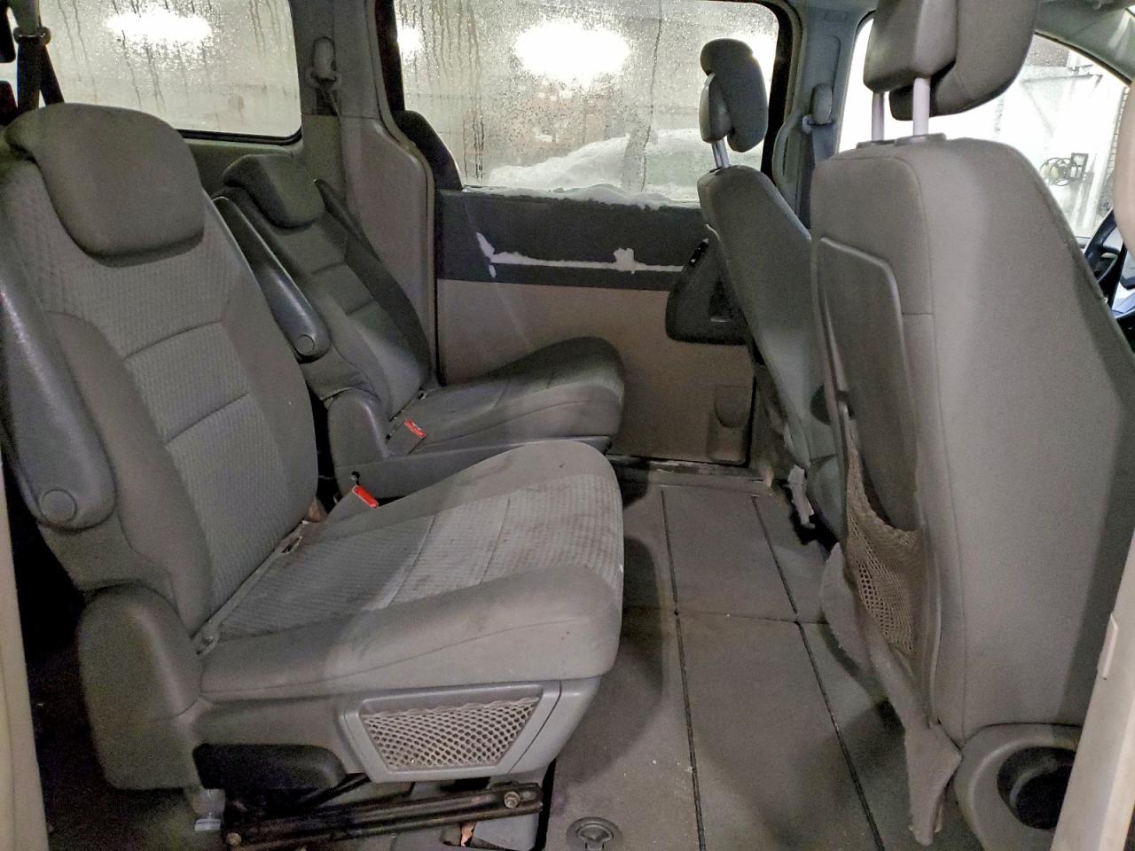 Chrysler Minivan Touring Image 8