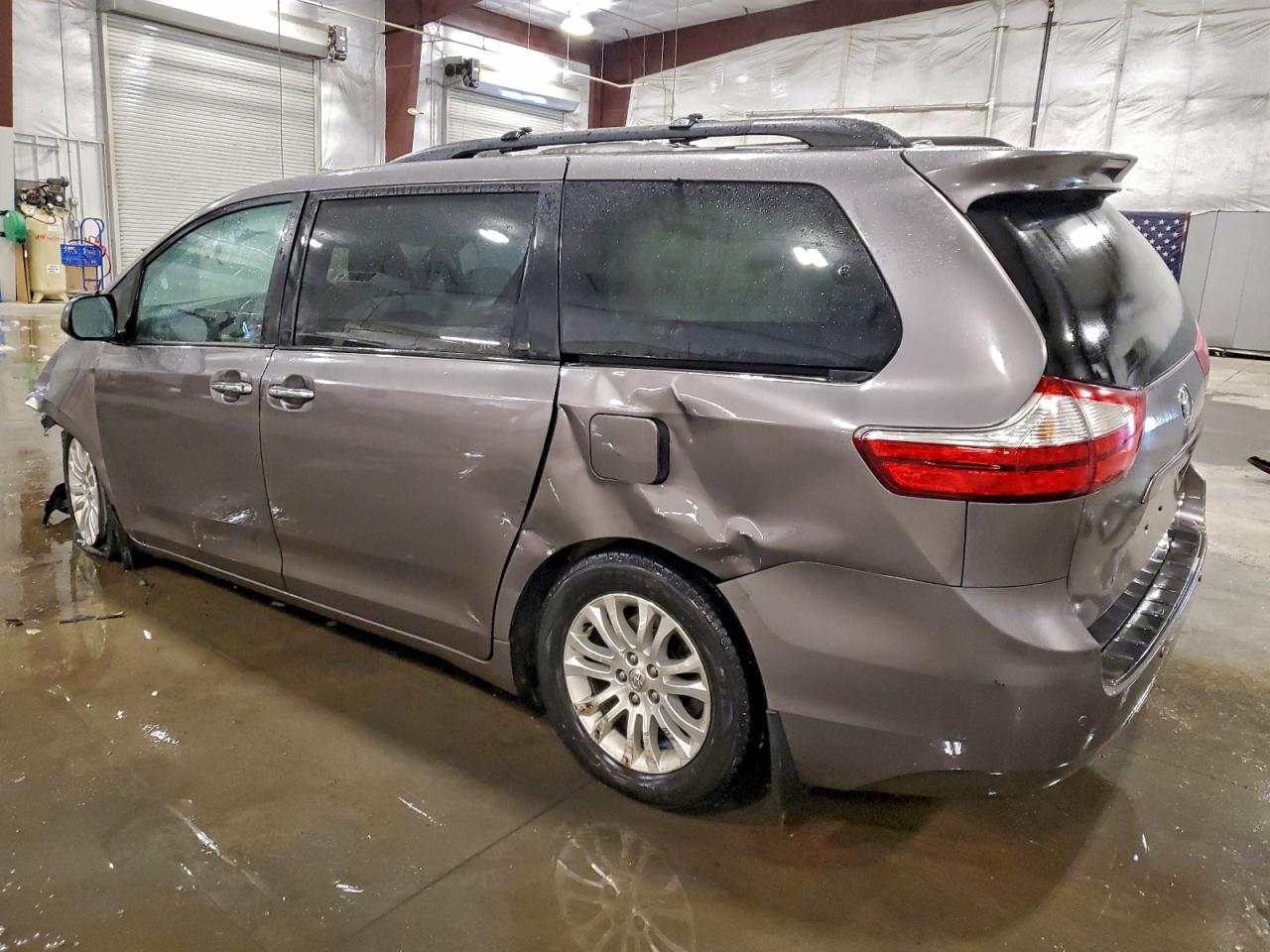 Toyota Sienna Xle Image 3